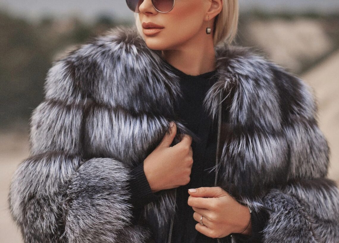 Cum să stilizezi haina de blană pentru un look de impact în această iarnă