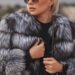 Cum să stilizezi haina de blană pentru un look de impact în această iarnă